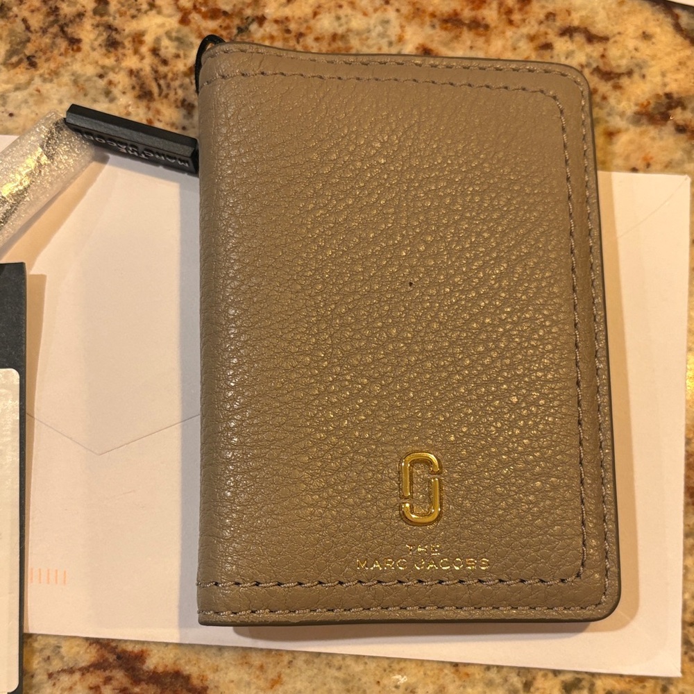 Marc Jacobs Khaki Leather Card Holder - Picture 4 of 4